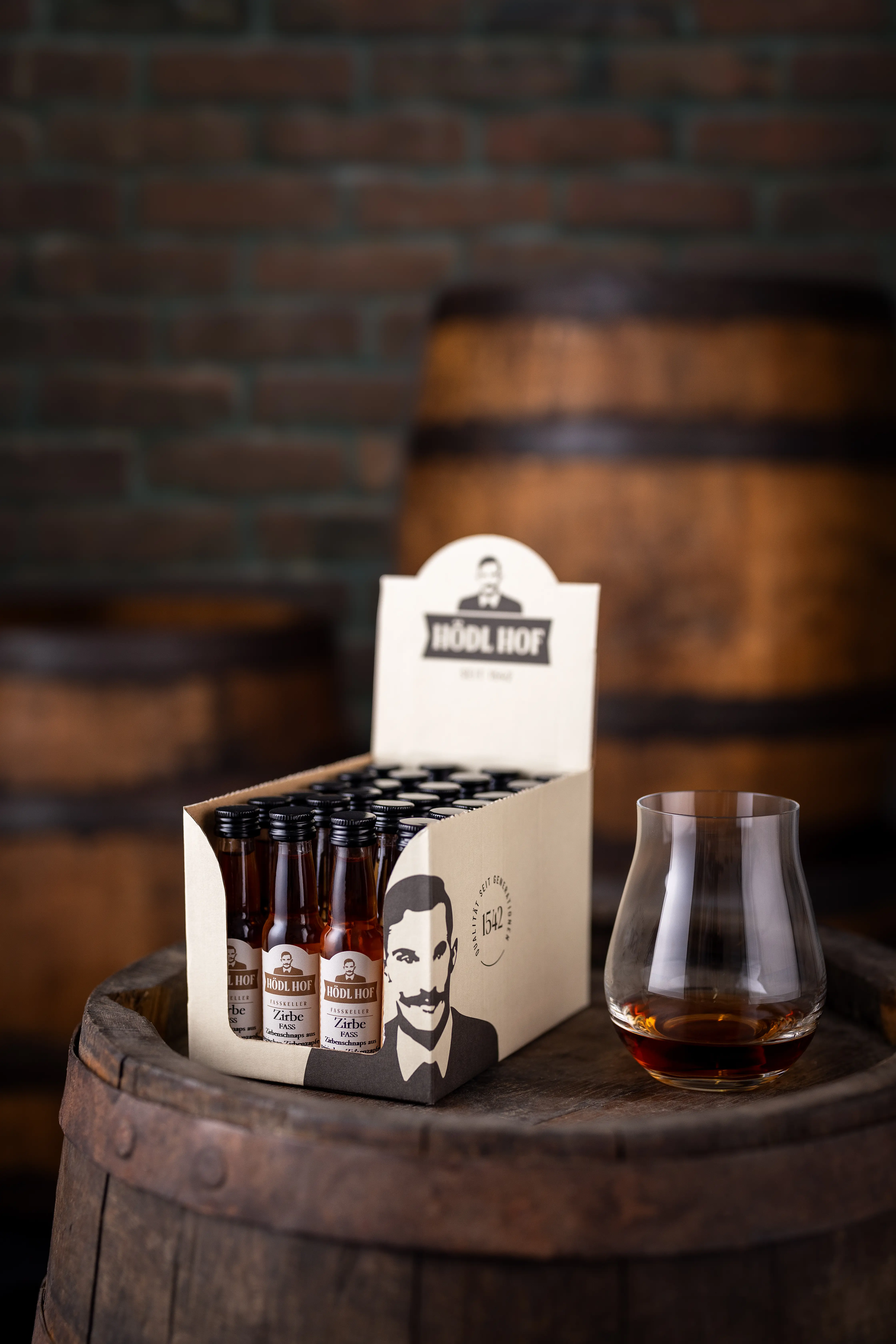 Hödl Hof Zirbe Fass Schnaps Fassgelagert | 38% Vol. | 24 x 0,02l